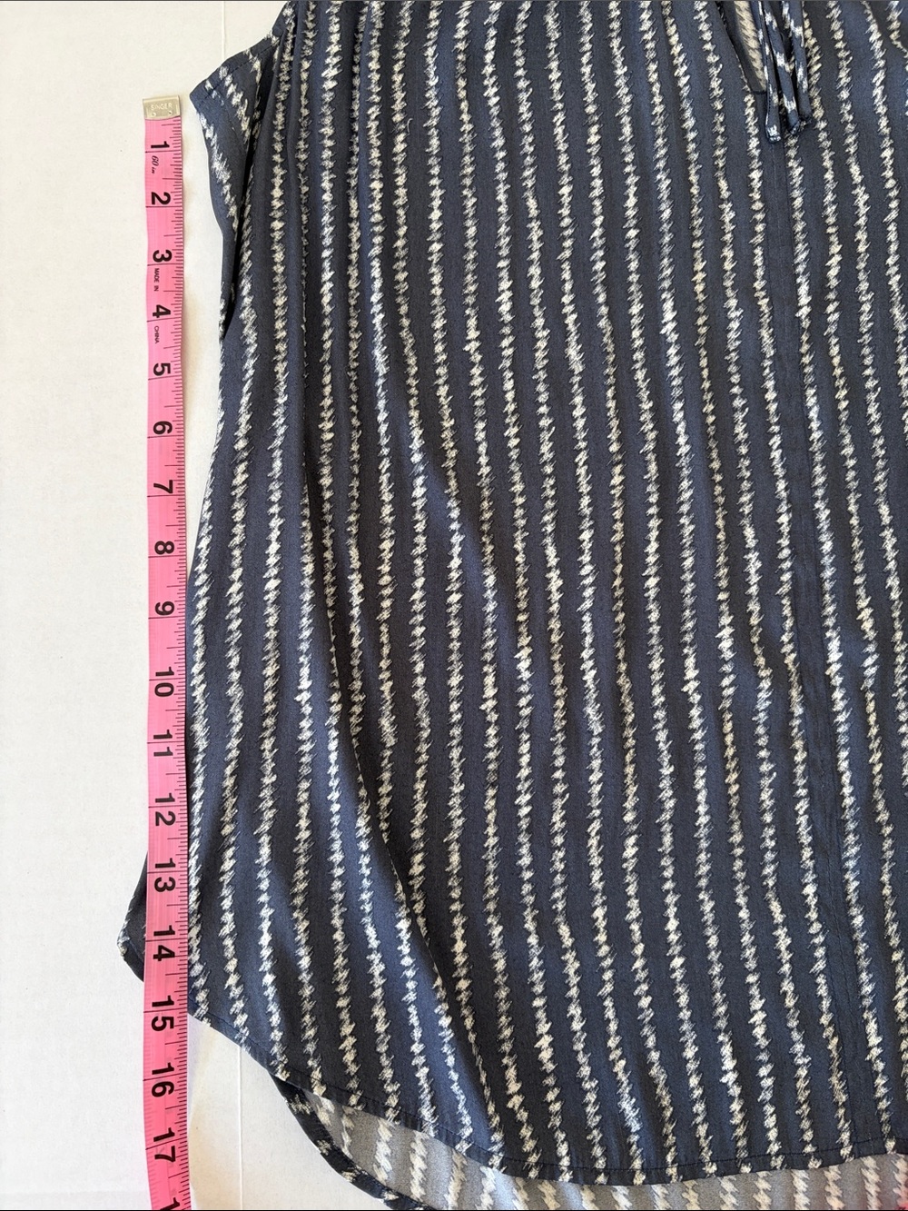 Loft Women’s Sz Med Sleeveless Top Ruffle Neck Gray White Lightweight - Picture 10 of 13
